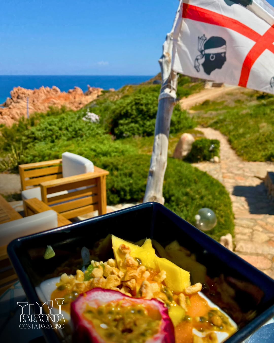 Cocktail bar panoramico con terrazza sul mare a Costa Paradiso